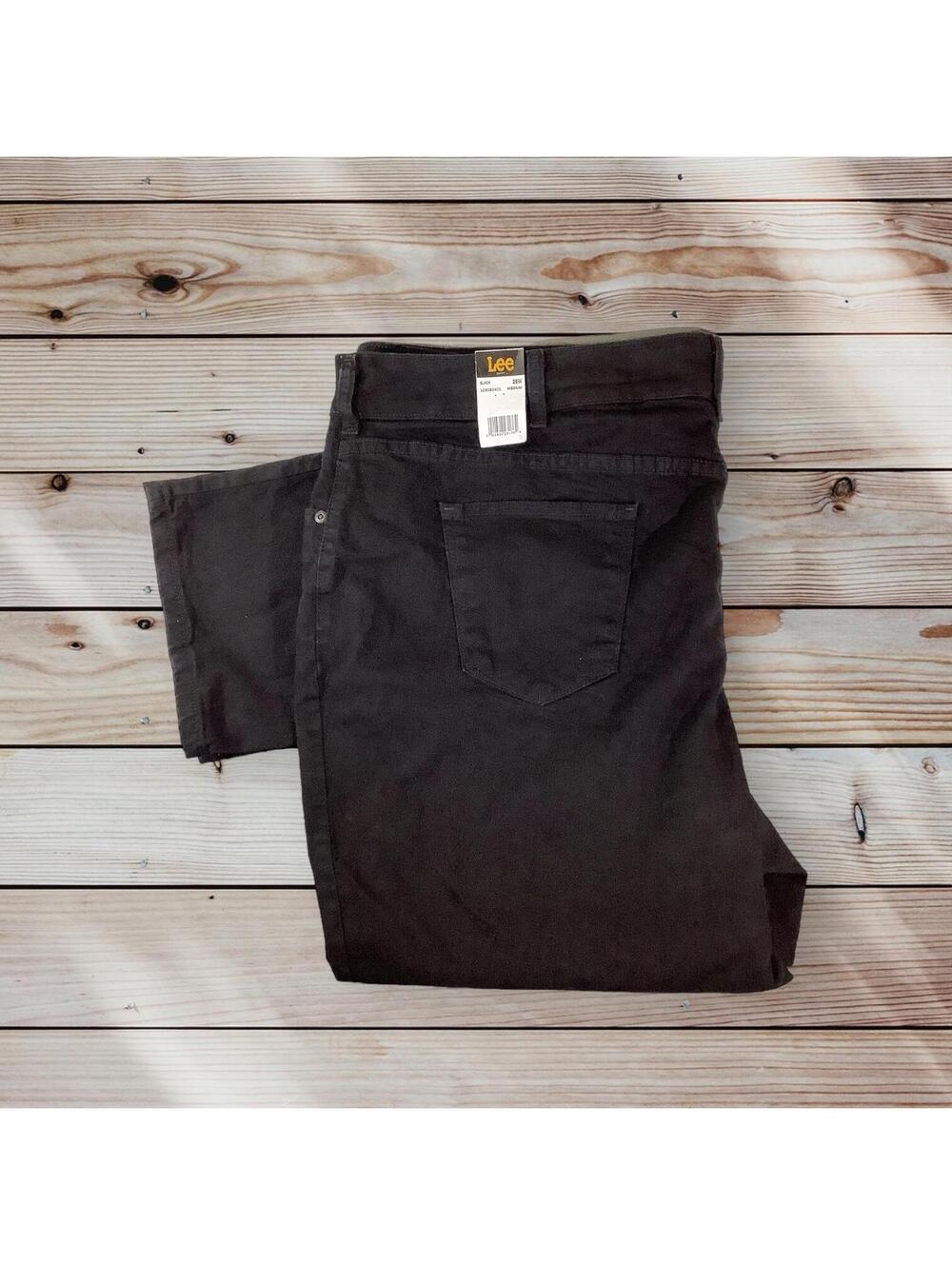 NWT Lee Plus Size Slims Classic Relaxed Fit Monroe Straight Leg Jean, 26W - Picture 3 of 3
